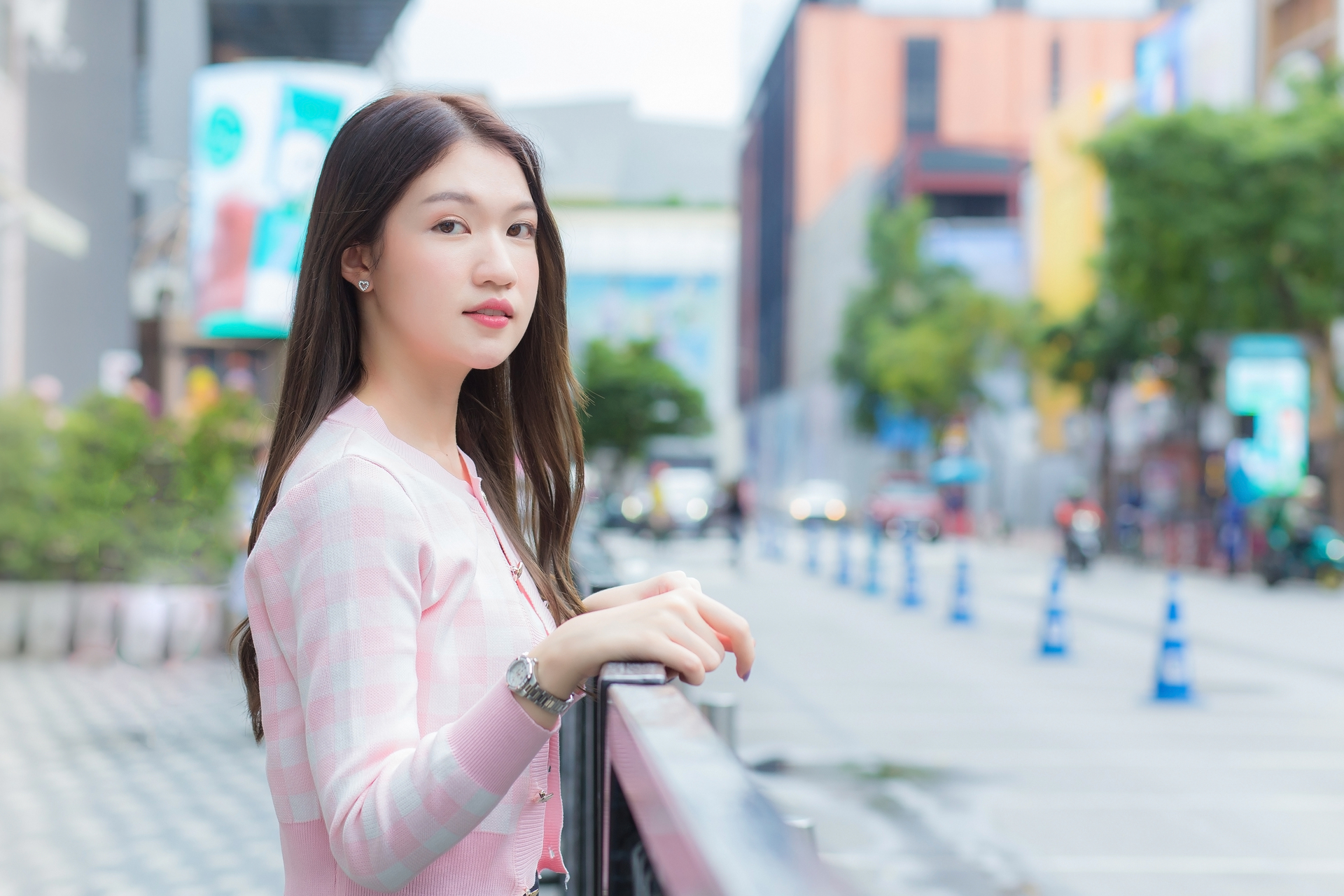 Kobieta ubrana w kolorowe ubrania chodzi po japońskich ulicach